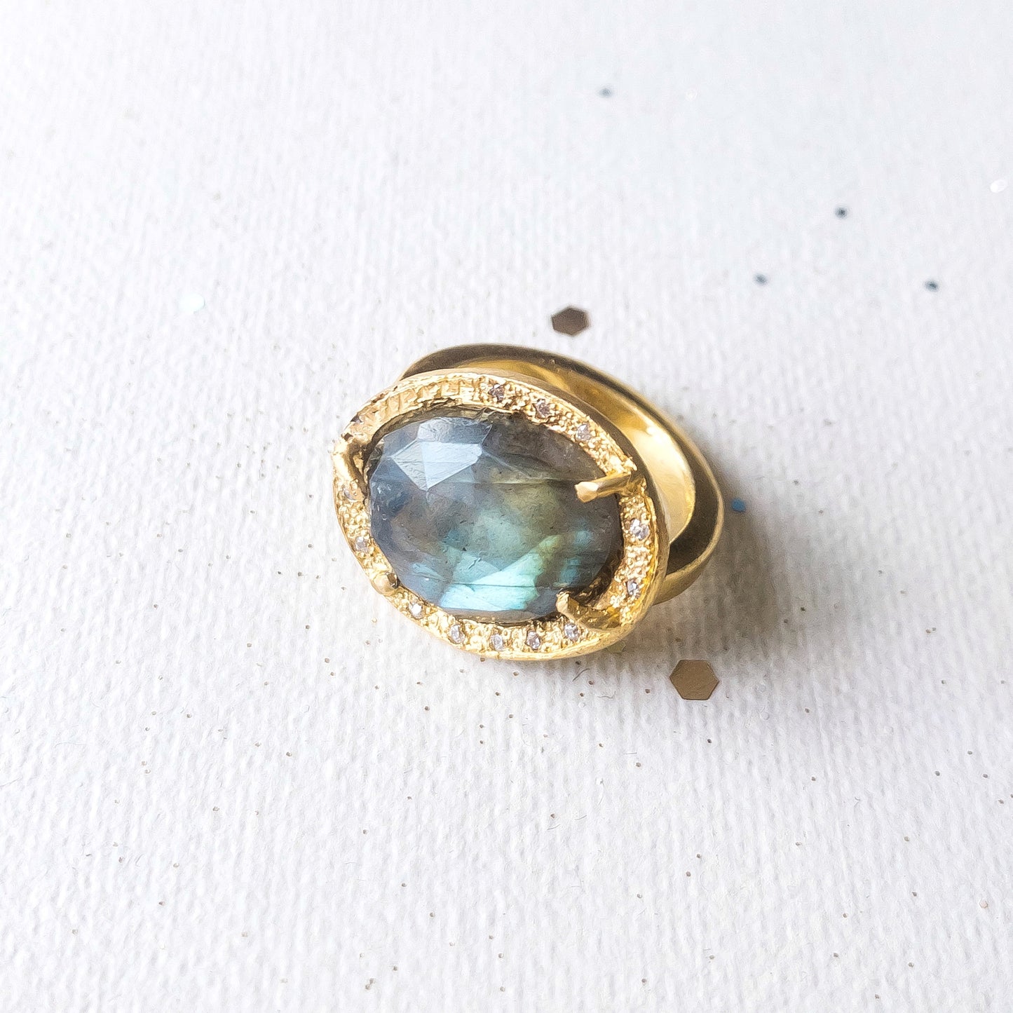 Anillos de tesoros coloridos
