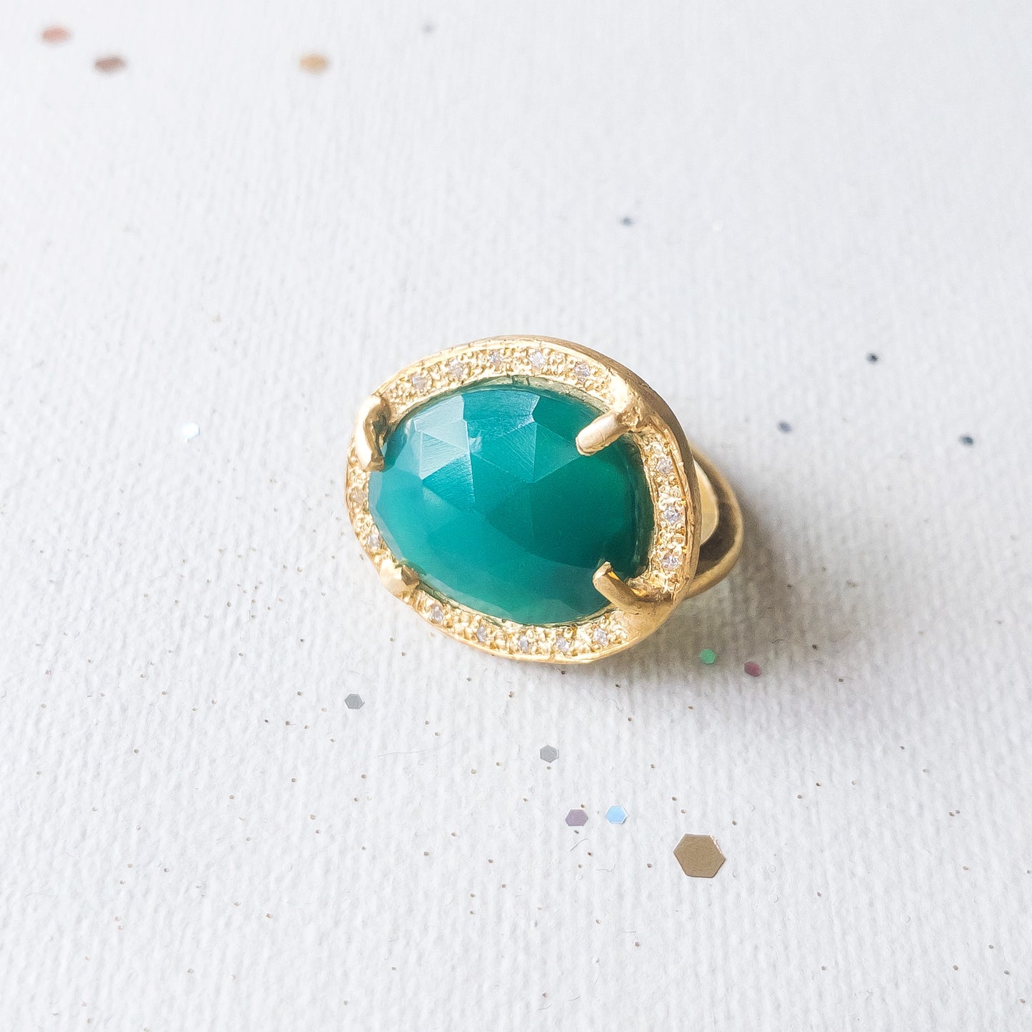 Anillos de tesoros coloridos
