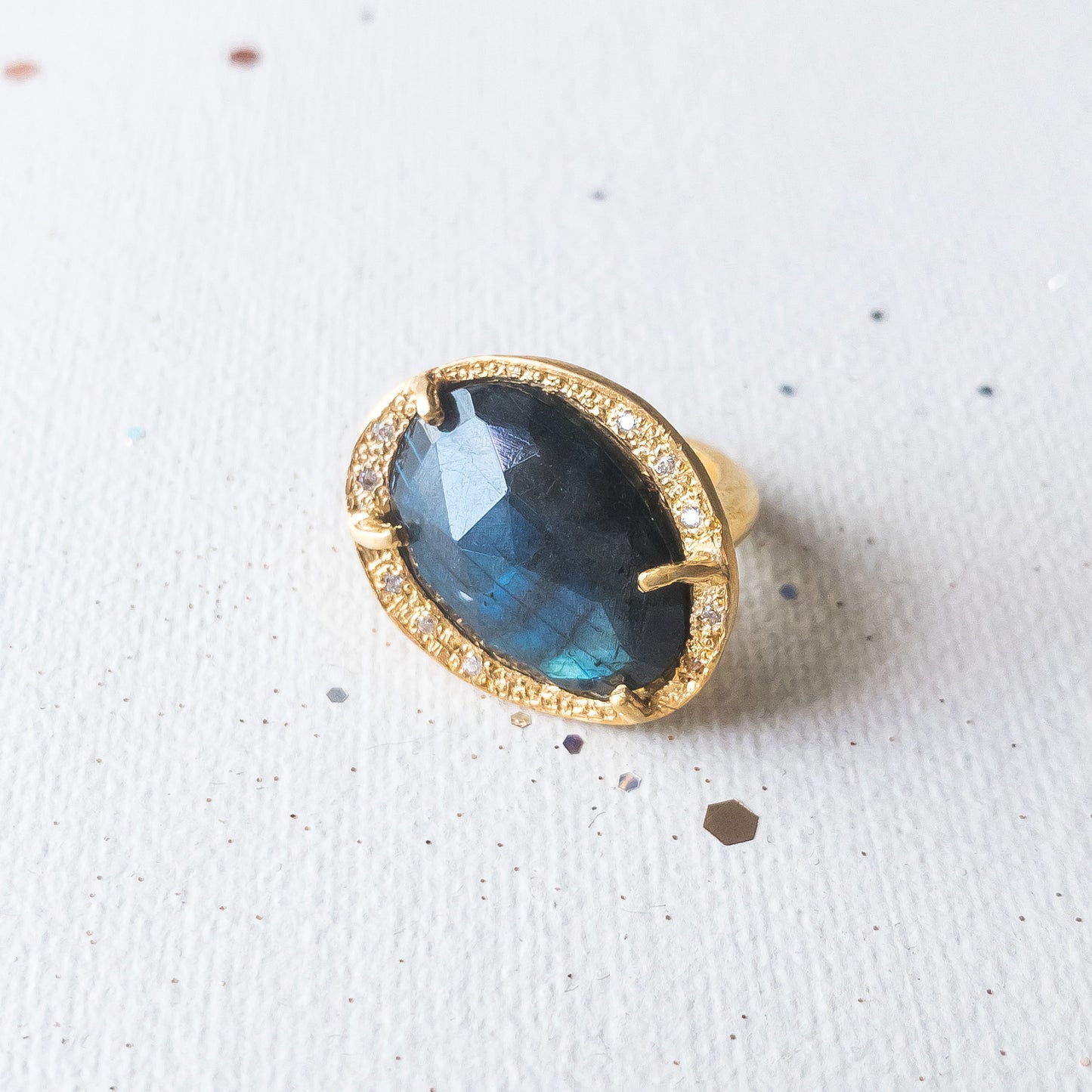 Anillos de tesoros coloridos