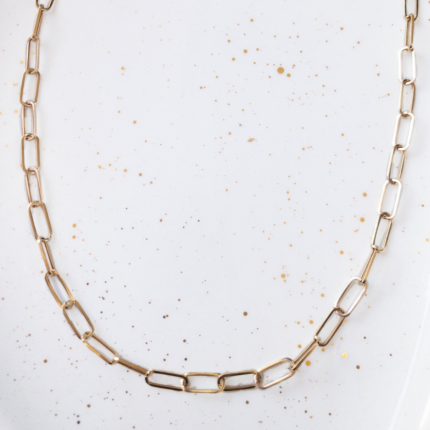 Collar de oro con clip de papel