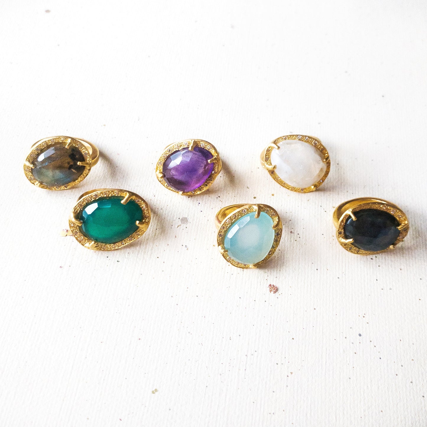 Anillos de tesoros coloridos
