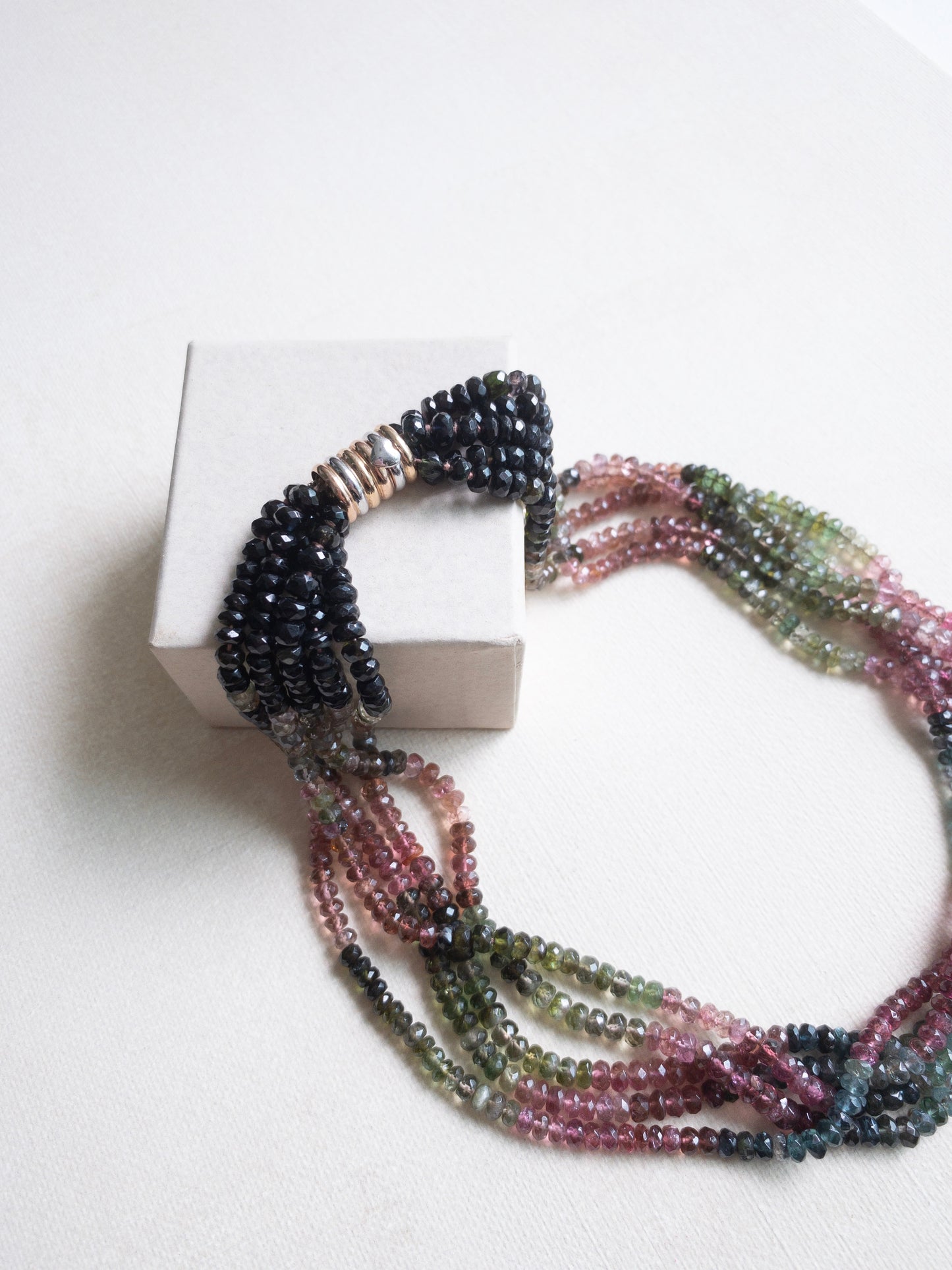 Collar de turmalina con varios hilos