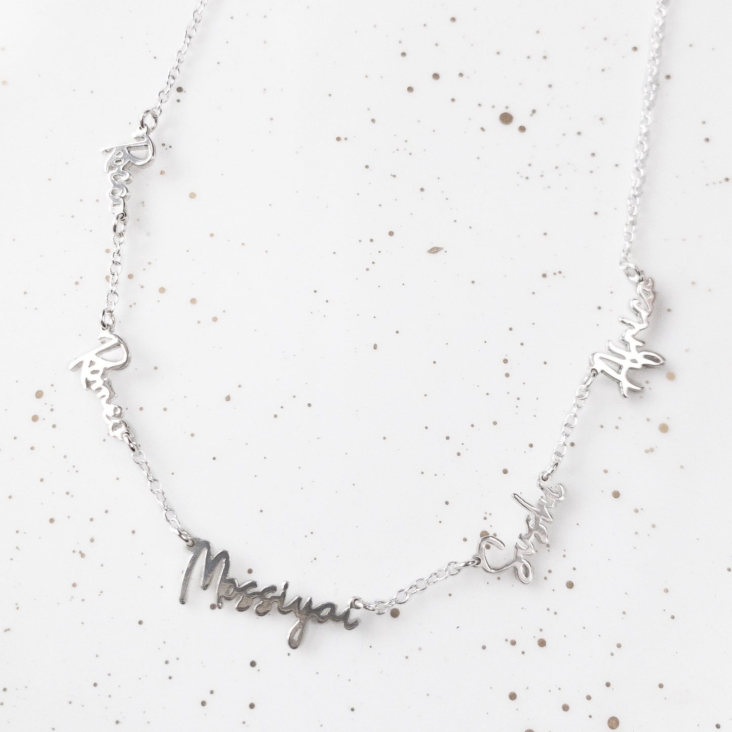 Collar de cinco nombres