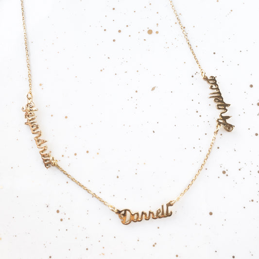 Collar de tres nombres