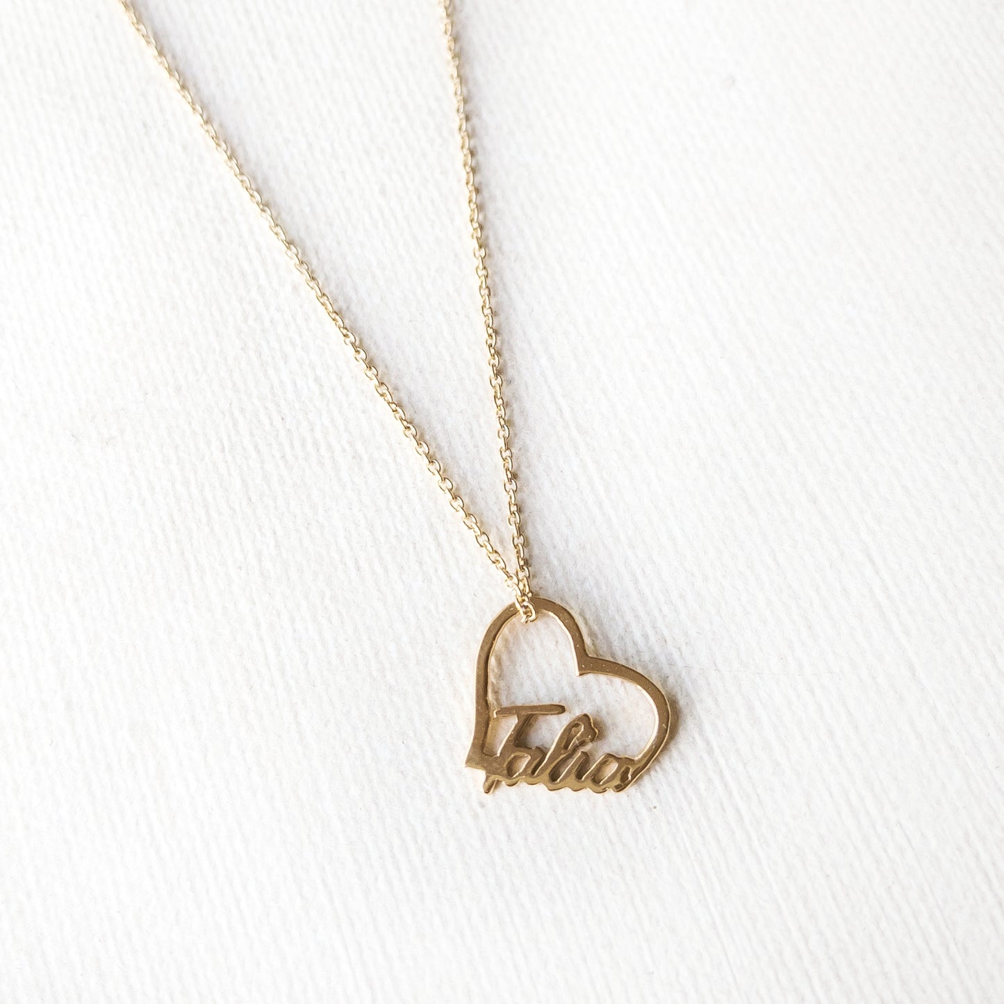 Nombre en un collar de corazón