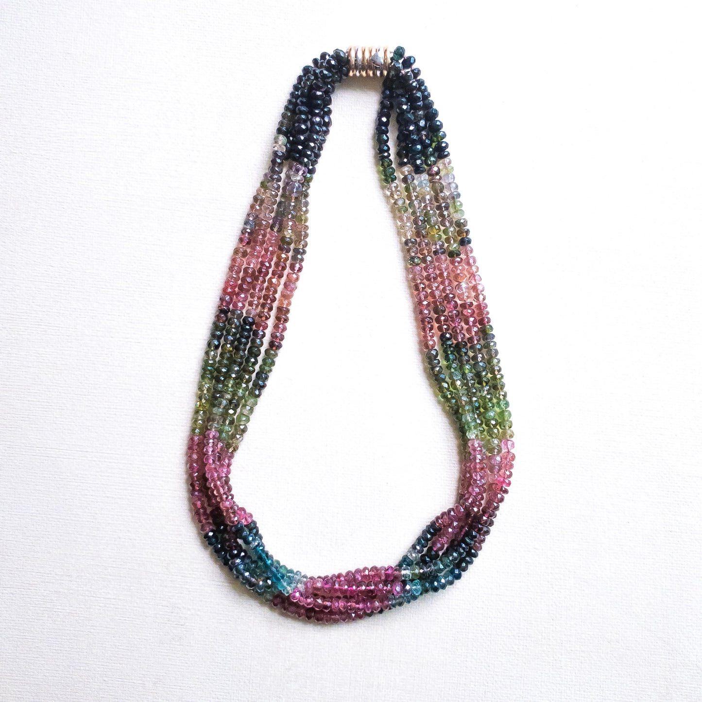 Collar de turmalina con varios hilos