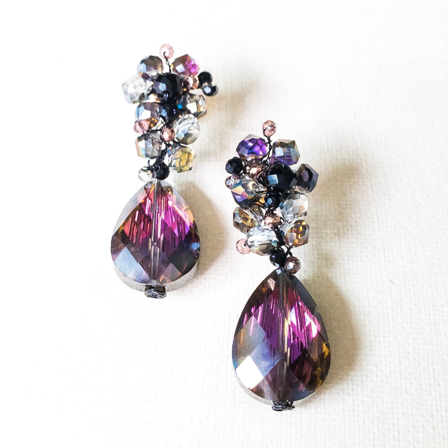 Aretes colgantes abstractos iridiscentes