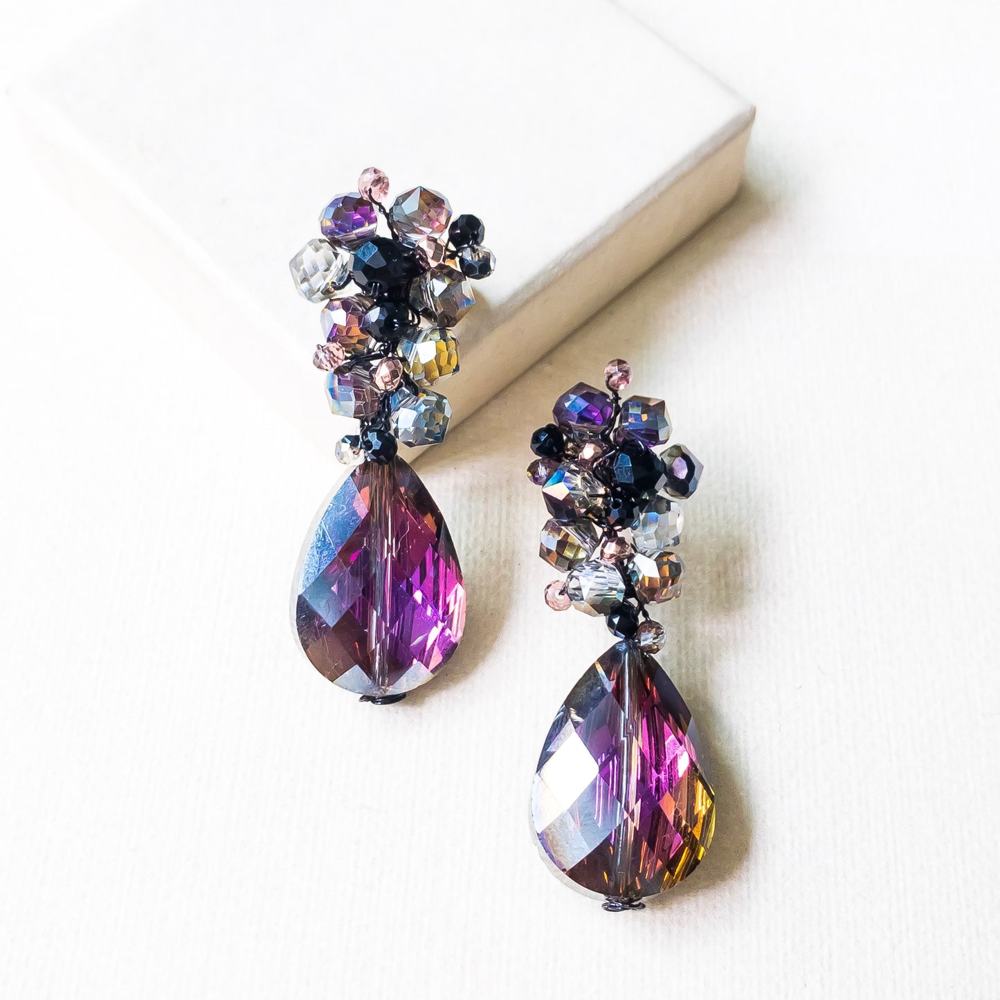 Aretes colgantes abstractos iridiscentes