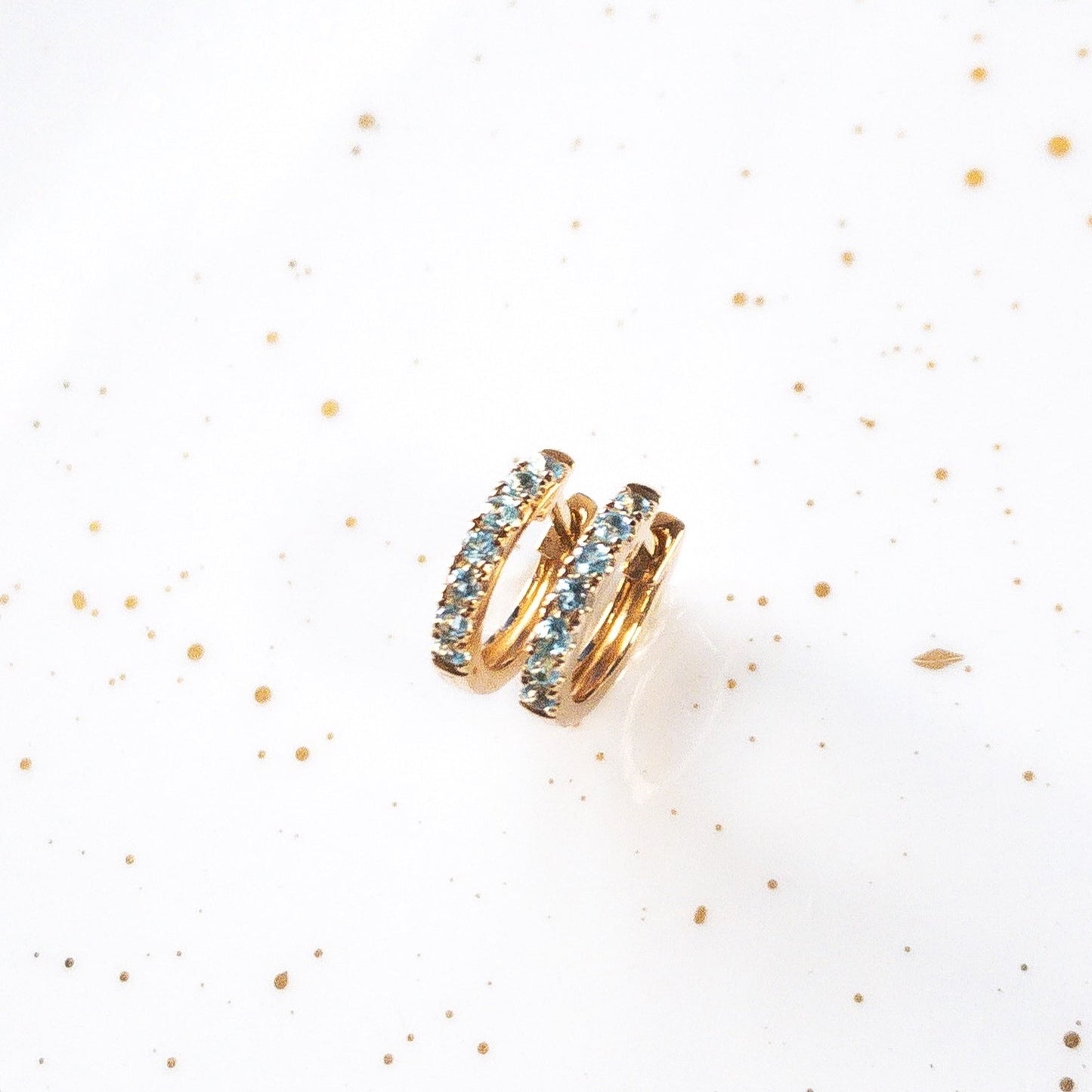 Mini argollas de topacio azul