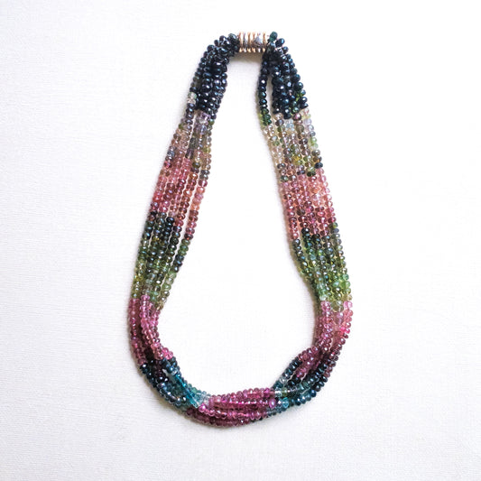 Collar de turmalina con varios hilos